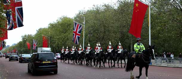 الأعلام الصينية والبريطانية تعلق في شوارع لندن