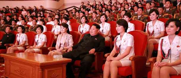 رئيس كوريا الديمقراطية يشاهد عرض الفرقة الموسيقية النسائية المحلية