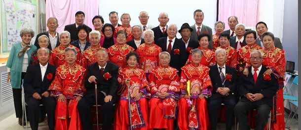 الأزواج الكبار السن في بكين يحتفلون بالذكرى الذهبية لزواجهم