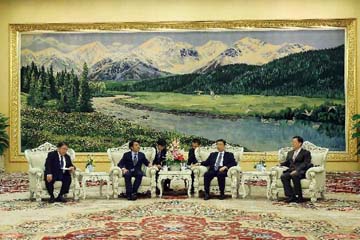نائب الرئيس الصيني يلتقي بمشرعين يابانيين