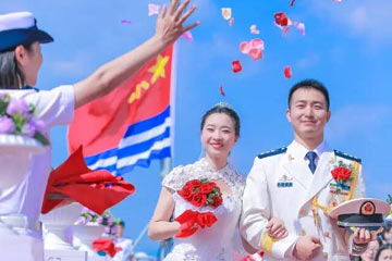 زفاف جنود البحرية الصينية على السفينة الحربية