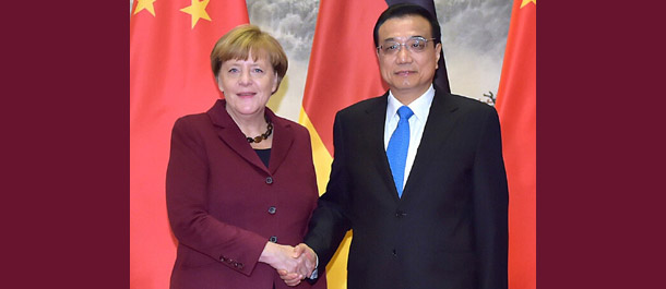 رئيس مجلس الدولة الصيني يعقد جلسة محادثات مع المستشارة الألمانية