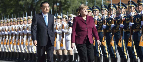 رئيس مجلس الدولة الصيني يعقد جلسة محادثات مع المستشارة الألمانية