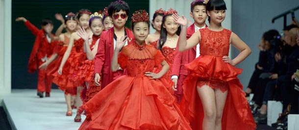 أطفال يشاركون في العرض في اسبوع الموضة ببكين 2015