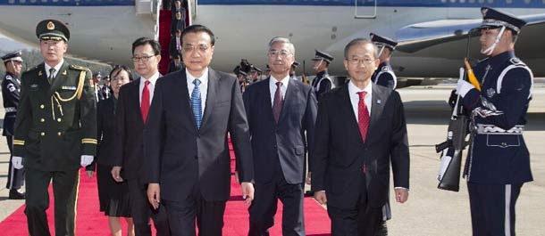 رئيس مجلس الدولة الصيني يصل إلى سول في زيارة إلى جمهورية كوريا ولحضور قمة صينية- 
يابانية- كورية جنوبية