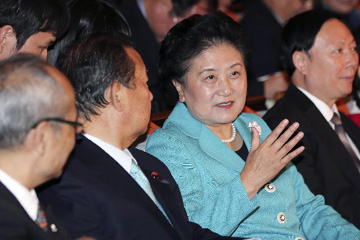 نائبة رئيس مجلس الدولة الصيني تلتقي بزائر ياباني