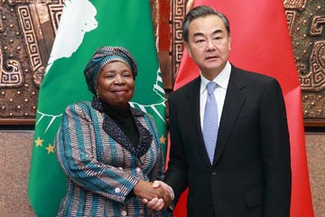 وزير الخارجية الصيني يعقد محادثات مع رئيسة مفوضية الاتحاد الافريقي