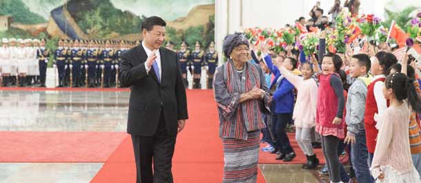 الرئيس الصيني يجتمع مع الرئيسة الليبيرية