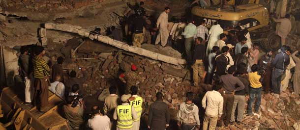 مصرع 10 أشخاص واصابة 74 فى انهيار مصنع في لاهور بباكستان