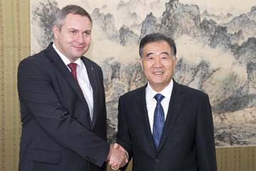 نائب رئيس مجلس الدولة الصينى يجتمع مع نائب رئيس وزراء سلوفينيا