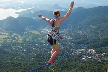 امرأة أمريكية تمشي في السلك الحديدي بالأحذية ذات الكعب العالي على ارتفاع 840 متر من السماء