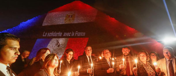 مقالة خاصة: مصر تتضامن مع ضحايا داعش بالشموع وإضاءة الأهرامات