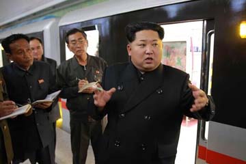 رئيس كوريا الديمقراطية كيم جونغ وون يتفقد قطار مترو الجديد