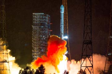 الزعيمان الصيني واللاوسي يشيدان بنجاح عملية إطلاق قمر صناعي للاتصالات
