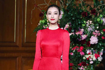 الممثلة الصينية ني ني تحضر مأدبة العشاء في فستان أحمر