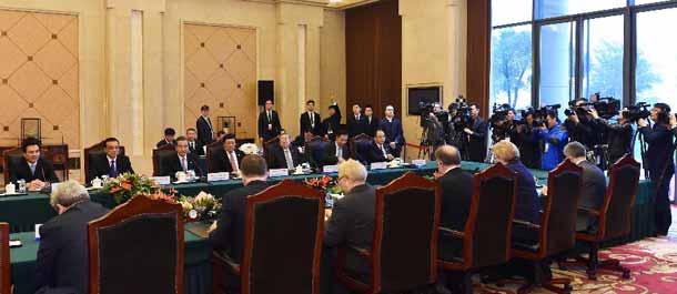 رئيس مجلس الدولة الصيني يلتقي مع رئيس الوزراء الليتواني