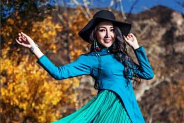 صور المغنية الصينية آرونا في الاعلان