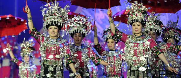 المهرجان الثقافي للزينات الفضية لقومية مياو الصينية يقام في مدينة فنغهوانغ القديمة
