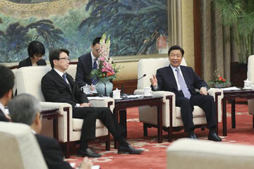 نائب الرئيس الصينى يلتقى مع وفد من السياسيين اليابانيين الشباب