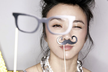 الممثلة الصينية تانغ وي تلتقط صورا لمجلة الفوغ