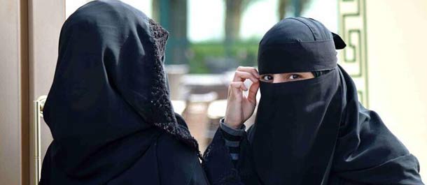 بدء الاقتراع في اول انتخابات بلدية بمشاركة النساء في السعودية