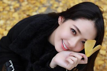 الممثلة الصينية قوه بي تينغ تلتقط صورا مع الأوراق الصفراء