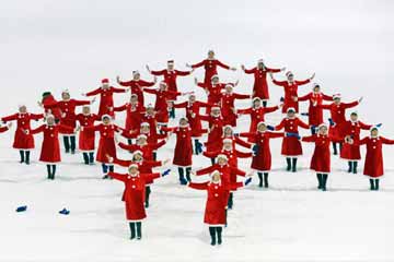 الجدات الصينيات يرقصن على الثلوج بأزياء سانتا كلوز