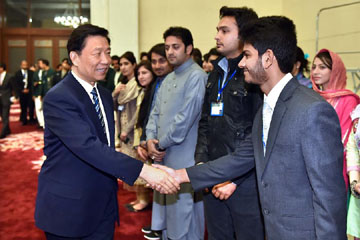 نائب الرئيس الصيني يلتقي بوفد من الشباب الباكستانيين
