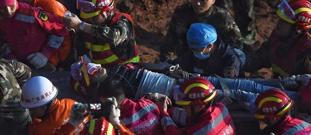 إنقاذ ناجئ واحد من حادث الانهيار الأرضي في شنتشن