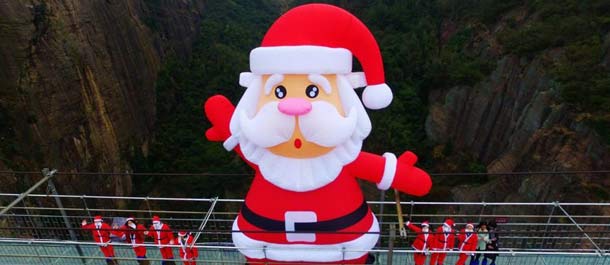 عيد الميلاد: نموذج ضخم لسانتا كلوز في هونان