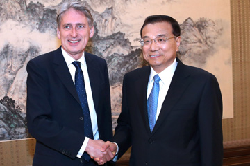 لي كه تشيانغ يجتمع مع وزير خارجية بريطانيا