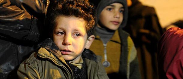 تقرير اخباري : دخول شاحنات تحمل مساعدات انسانية لثلاث بلدات محاصرة بسوريا