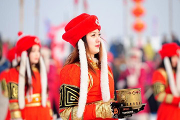 اقامة مهرجان الصياد الشتوي لثقافة أسرة لياو في شمال شرقي الصين