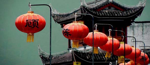 الفوانيس الحمراء تزيد جو العيد السعيد في المدن الصينية