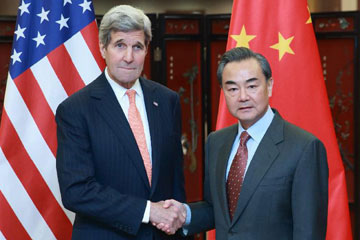 وزير الخارجية الصيني يجري محادثات مع نظيره الأمريكي في بكين