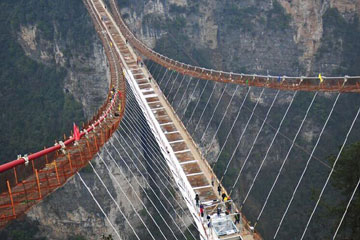 الصين تبني الجسر الزجاجي البالغ طوله 430 مترا في تشانغجياجيه جنوب الصين