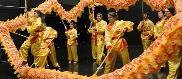 الطلبة الكرواتية يتدرب رقص التنين للاحتفال بالسنة الصينية الجديدة