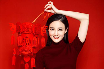 الممثلة الصينية ليو يوي شين تلتقط للسنة الصينية الجديدة