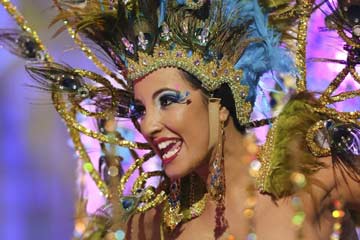 جزر الكناري الإسبانية تقيم مسابقة ملكة كرنفال
