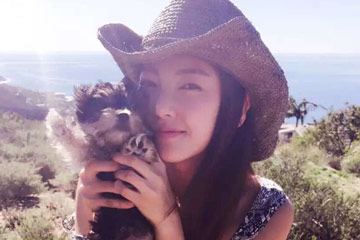 الممثلة الصينية تشانغ يوي تشي تلتقط صورا في شاطئ البحر