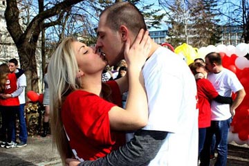 بالصور.. مسابقات القبلة حول العالم بمناسبة يوم الحب