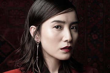 الممثلة الصينية سونغ جيا تلتقط صورا للمجلة