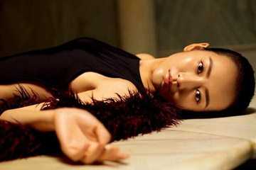 الممثلة الصينية وانغ أو تلتقط صورا للمجلة