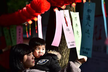 الصينيون يقيمون مهرجان حل اللغز بمناسبة عيد الفوانيس