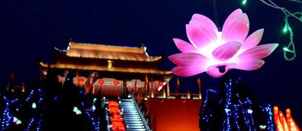 الفوانيس الملونة تضيء مدينة كايفنغ للاحتفال بعيد الفوانيس الصيني