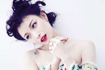 الممثلة الصينية ني ني تلتقط صورا للمجلة