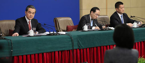 وزير الخارجية الصيني يحضر مؤتمرا صحفيا