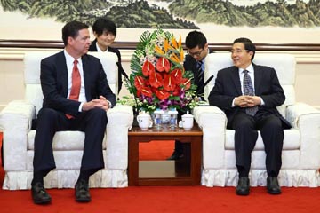 عضو مجلس الدولة الصيني يلتقي مدير مكتب التحقيقات الفيدرالي الامريكي
