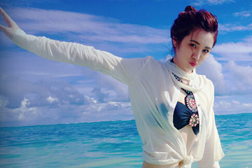 الممثلة الصينية وانغ شياو تشن تلتقط صورا في شاطئ البحر