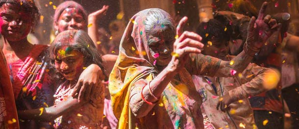 أرامل الهند في فريندافان يحتفلن بمهرجان الهولي